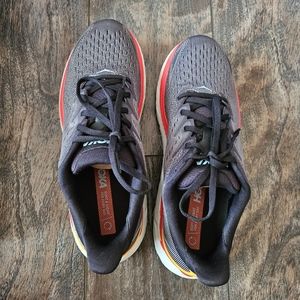 Mens size 9D Clifton Hokas